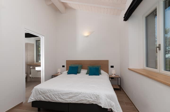 Cuarto dormitorio con cama tamaño king