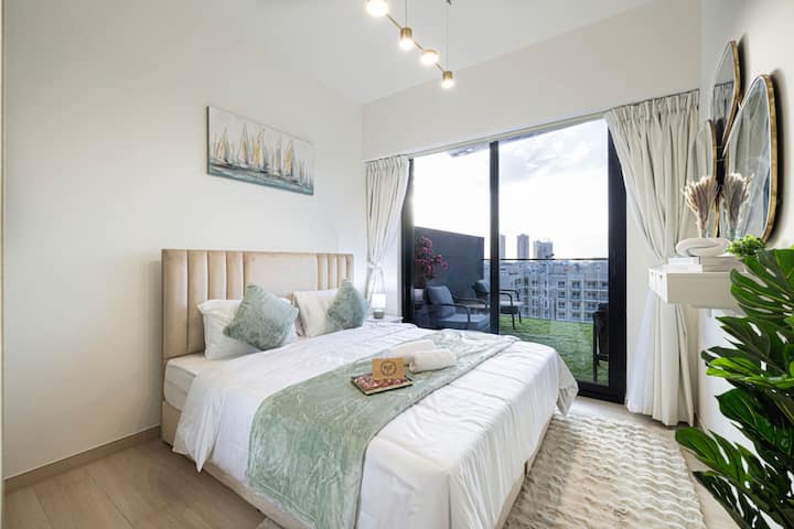 חדר שינה נעים עם צבעים מרגיעים, מצעים מפוארים ותאורה סביבתית. שילוב מושלם של נוחות וסגנון ללילות נינוחים ובקרים מרעננים. מקום המפלט האישי שלכם למנוחה ולחלומות שלווים.