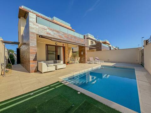 Luxury villa with pool in Torre de la Horadada