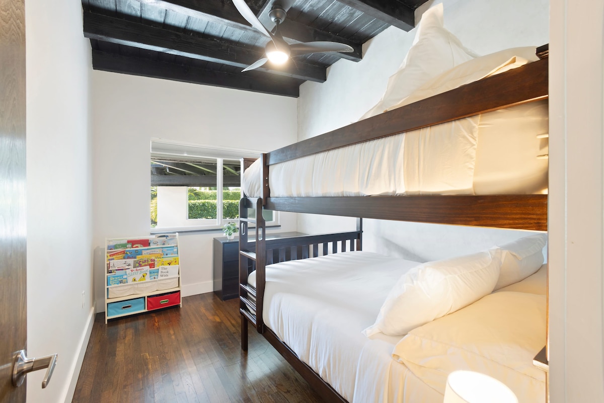 Спална соба бр. 4 - Се одликува со 2 душека во целосна големина како кревети на спрат со полица за книги за деца!