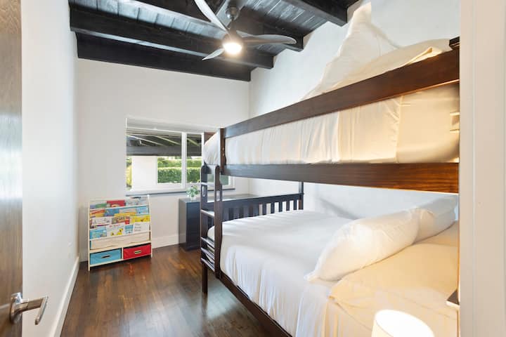 Dormitorio #4- ¡Cuenta con 2 colchones de tamaño completo como literas con un estante para niños!