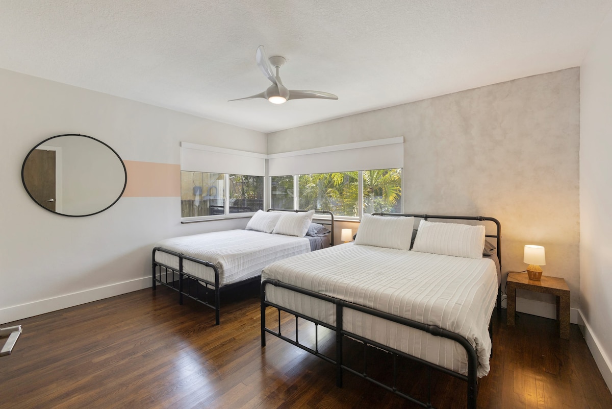 Спална соба бр. 2 има 2 брачни кревета!