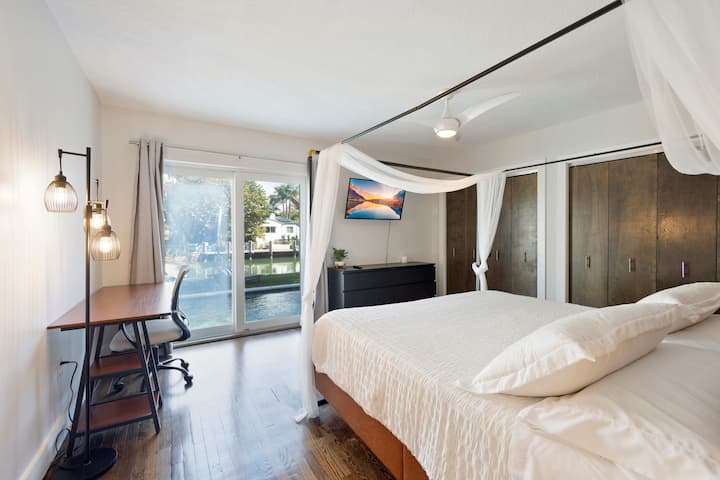 ¡El dormitorio #1 cuenta con un área de escritorio, TV inteligente y puerta corrediza para salir al área de la piscina!