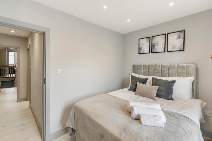 - Cómodo dormitorio con acogedora cama doble, sábanas y almohadas limpias.  
- El arte moderno de pared y los tonos neutros crean un ambiente relajante y acogedor.  
- Un espacio tranquilo en Airbnb diseñado para relajarse y dormir bien