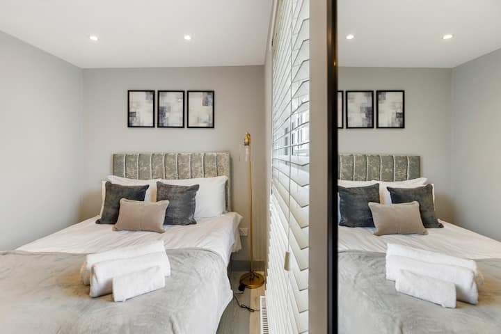 - Elegante dormitorio con almohadas suaves de cama de felpa y armario con espejo.  
- La luz natural ilumina el espacio creando un refugio tranquilo y acogedor  
- Una opción perfecta de Airbnb para noches de descanso y mañanas tranquilas.