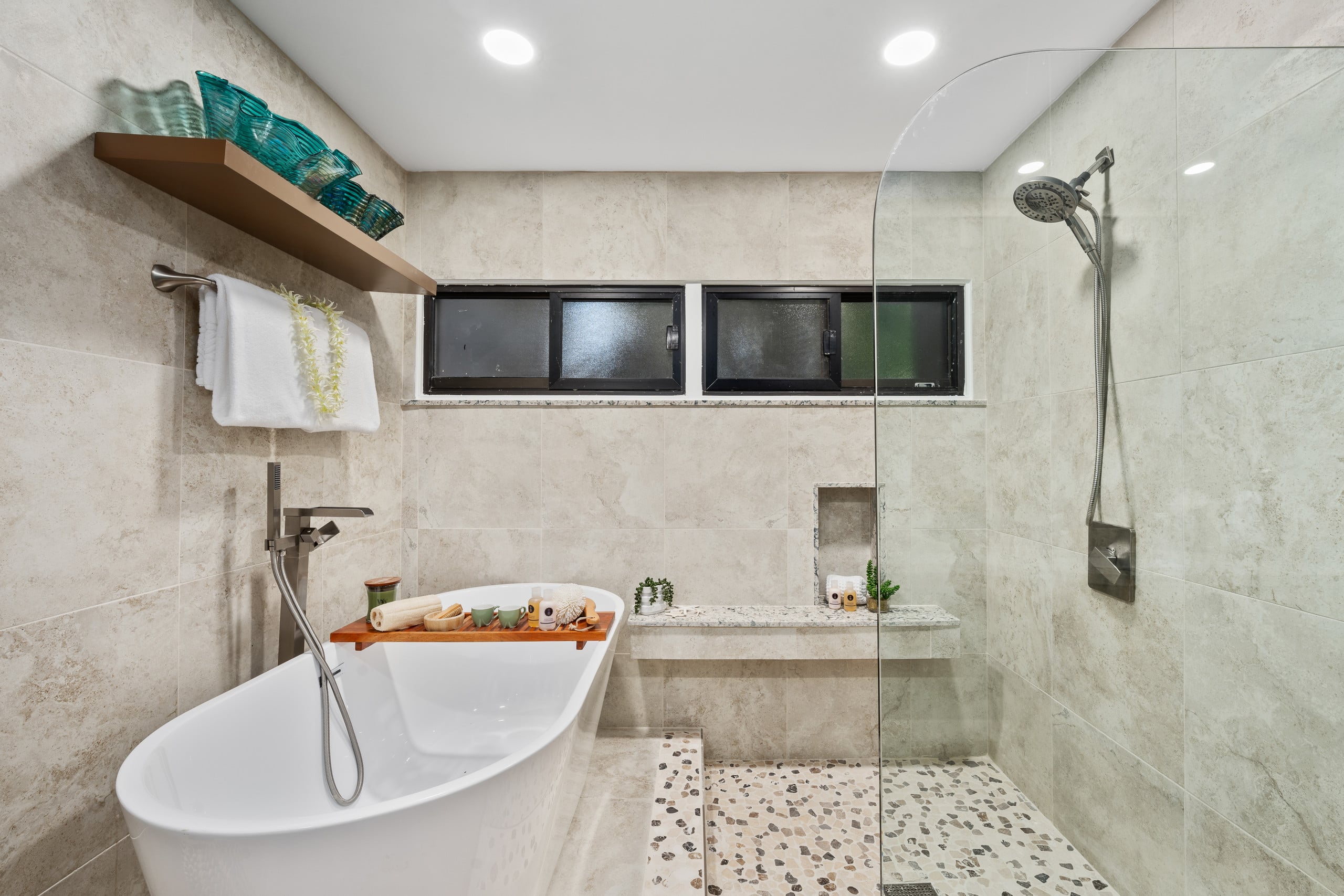 Condo in Lahaina · ★4.89 · 2 bedrooms · 4 beds · 3 baths - Image 23
