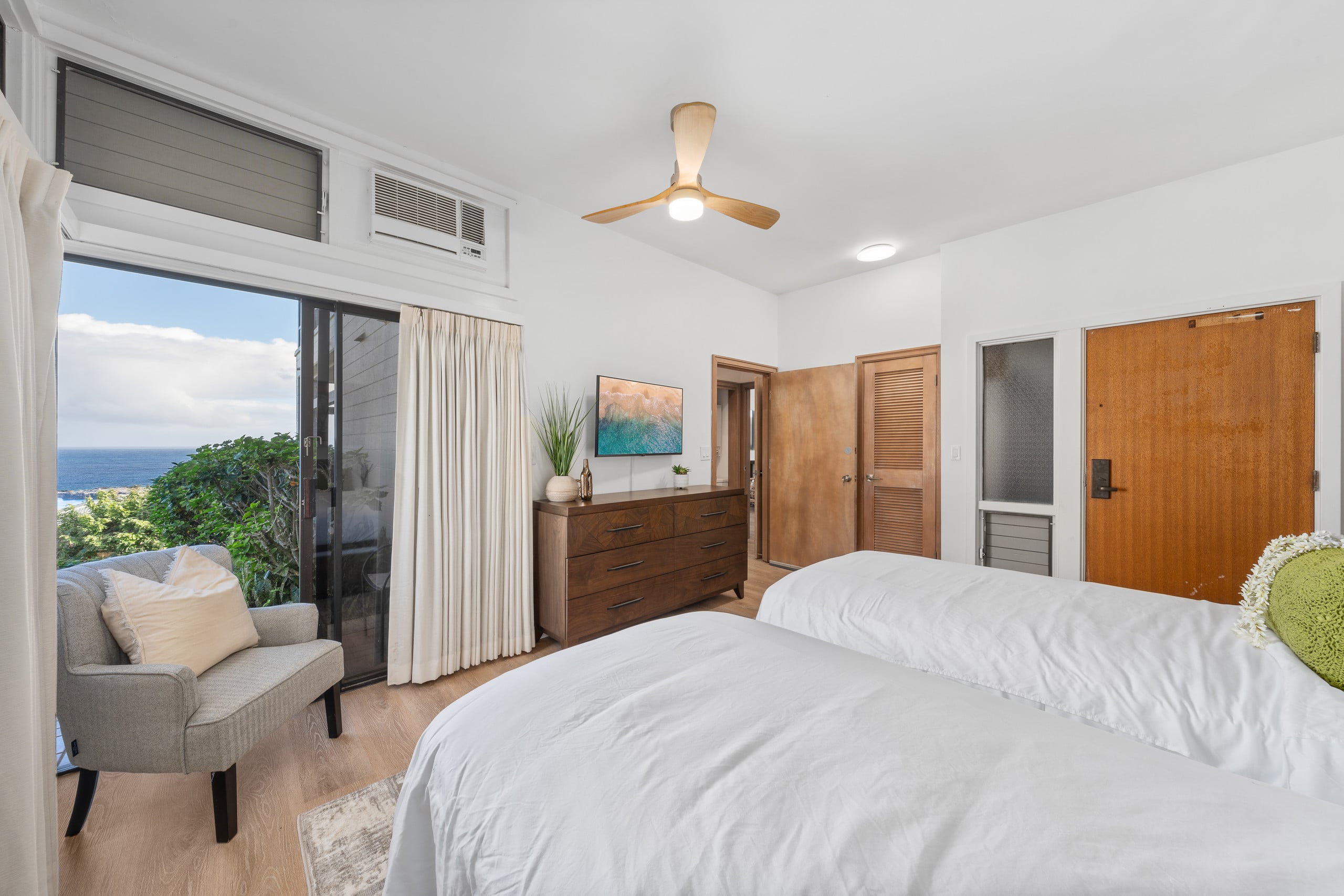 Condo in Lahaina · ★4.89 · 2 bedrooms · 4 beds · 3 baths - Image 21