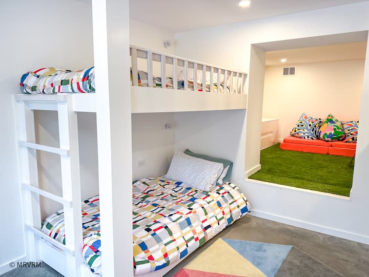 Soba na kat - 2 odvojena kreveta podignuta na platformi i 1 krevet na kat (ukupno 4 blizanca)- prizemlje