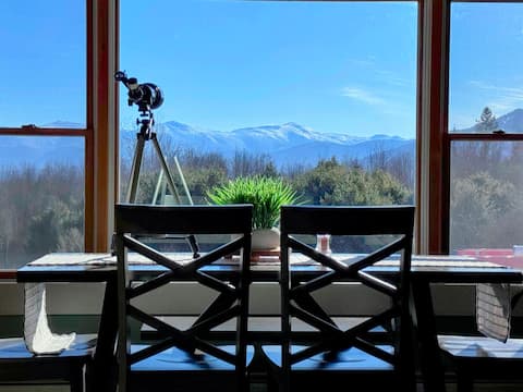64J Stunning sunset, AC, Hot Tub! Pool/gym passes!