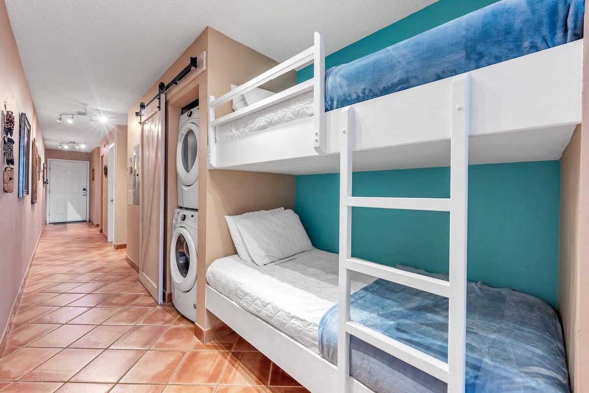 Спално помещение с двуетажно легло в коридора.