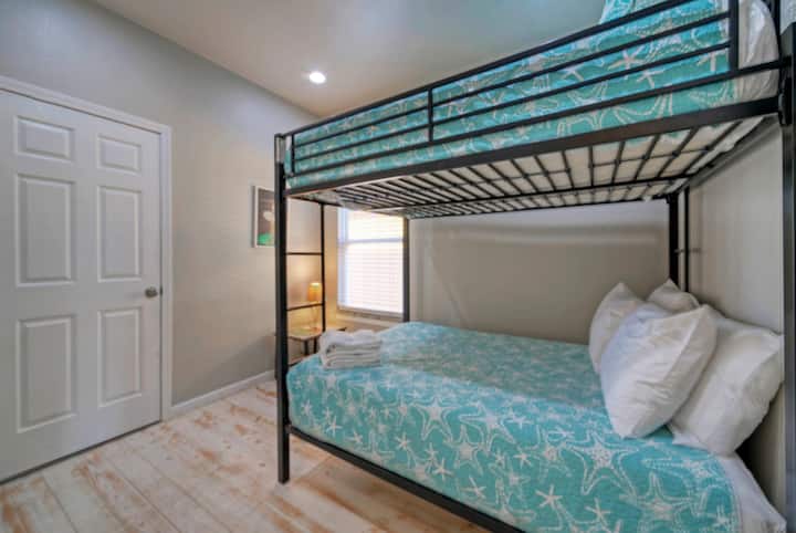 Slaapkamer 3 beschikt over een volledig stapelbed.