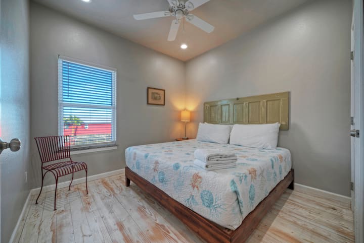 Slaapkamer 2 beschikt over een kingsize bed.