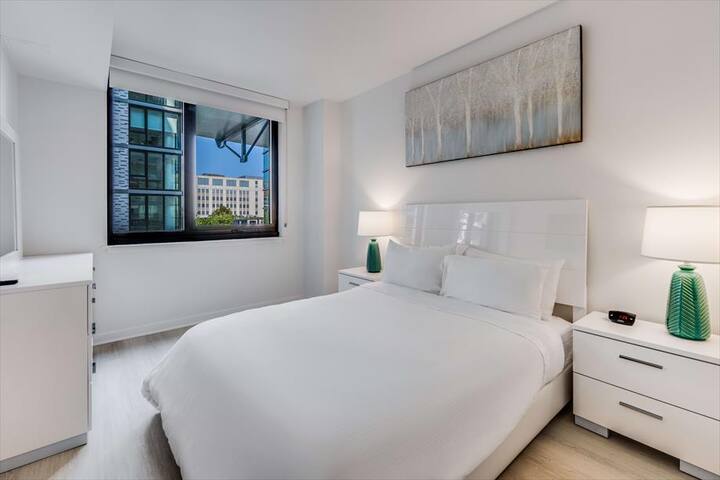 Airy DC 2BR nr Parks, Walk to Restaurants & Shops
