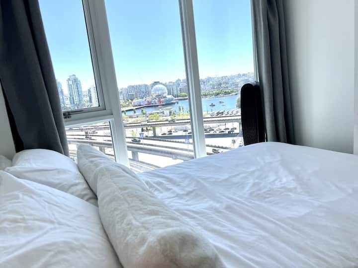 Amka ufurahie mandhari ya kupendeza ya jiji na maeneo ya ufukweni kutoka kwenye chumba hiki cha kulala chenye mwanga — mahali pa amani pa kuanzia na kumalizia siku yako katika starehe ya kisasa ya Vancouver.