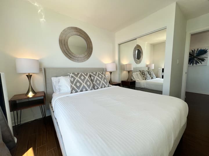 Chumba cha kulala chenye starehe na maridadi kilicho na kitanda cha kifahari, mwanga maridadi na kabati lenye kioo ambalo huongeza hisia ya nafasi. Imeundwa kwa ajili ya kupumzika na usiku wa kupumzika katika mazingira tulivu, ya kisasa.