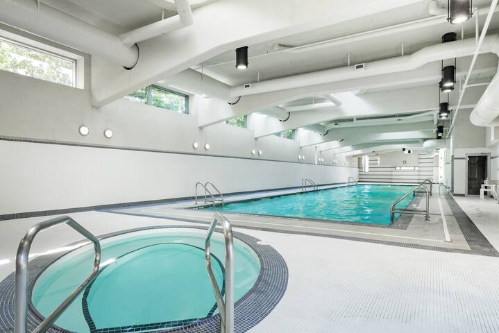 King Bed|Stunning Water Views|POOL|Hot Tub|GYM gallery image 2