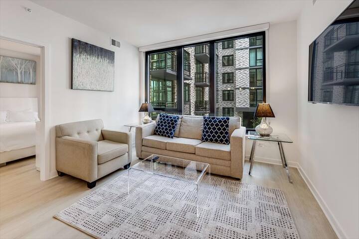 Comfy, Sleek 2BR | Walk to Shops & nr US Capitol gallery image 2