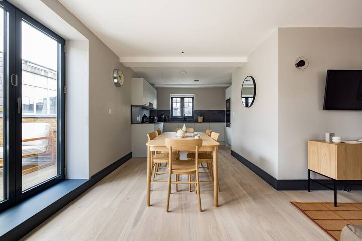 Covent Garden 3BR Terraced Duplex gallery image 2