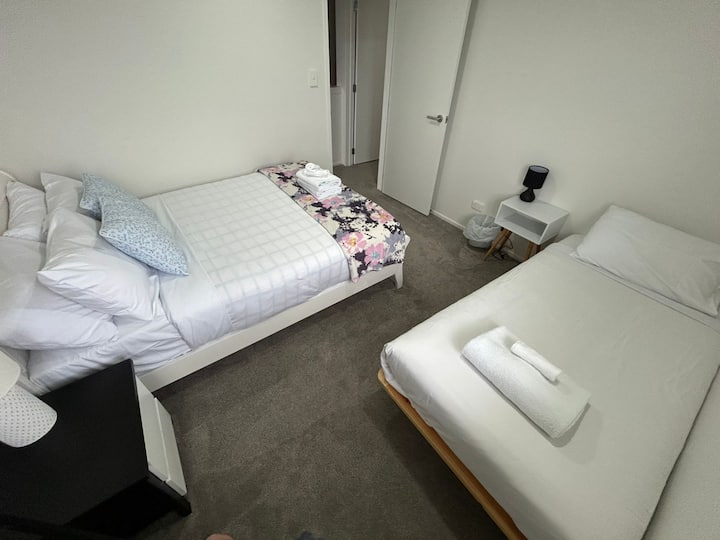 يوجد سرير مزدوج ومفرد في غرفة النوم هذه.