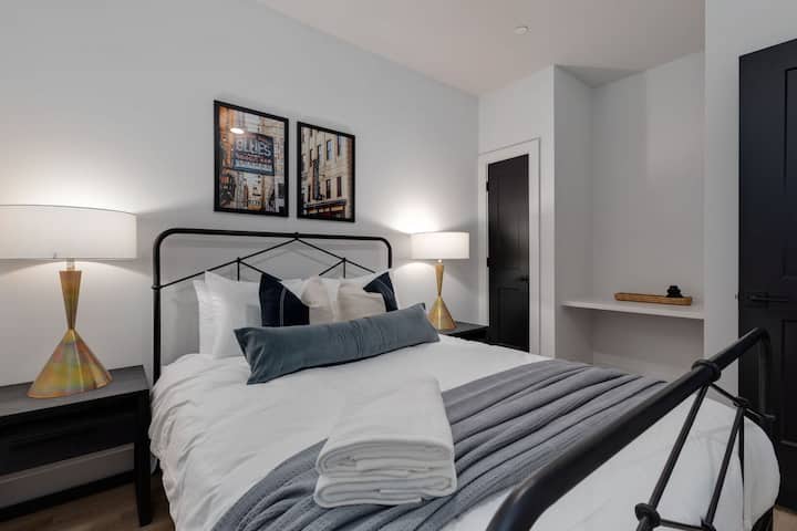 Sehemu ya 1: Chumba cha 2 cha kulala kilicho na kitanda aina ya queen na sehemu ya kabati.