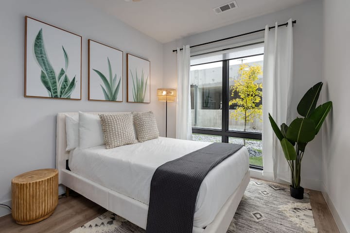 Sehemu ya 2: Chumba cha 2 cha kulala kilicho na kitanda aina ya queen na sehemu ya kabati.