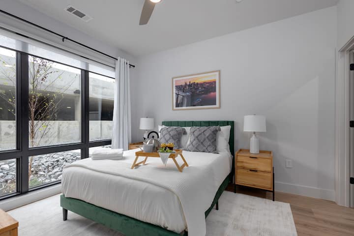 Sehemu ya 2: Chumba cha msingi cha kulala kilicho na kitanda aina ya queen, kabati kubwa la kuingia na bafu la chumbani.