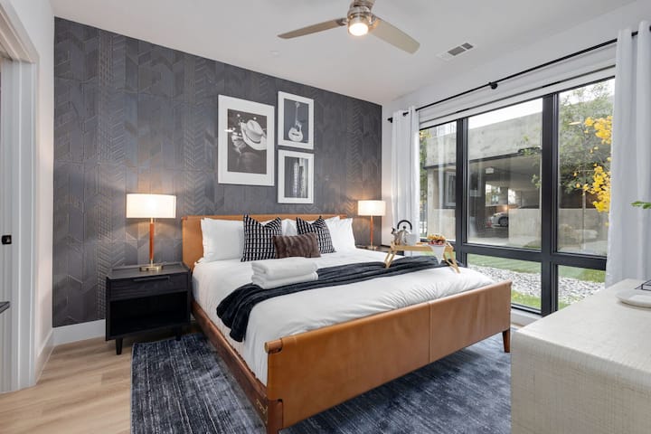 Sehemu ya 1: Chumba cha msingi cha kulala kilicho na kitanda aina ya King, runinga mahiri, kabati kubwa la kuingia na bafu la chumbani.