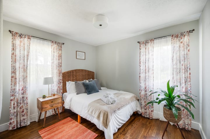 חדר שינה מס' 1 עם מיטה מלאה עם מזרן ספוג זיכרון ומצעים נוחים בקומה הראשונה 