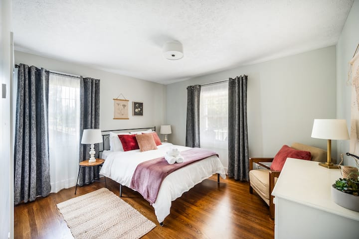 חדר שינה מס' 2 בקומה הראשונה עם מיטת קווין סייז ממורי פום ומצעים/כריות רכים ונוחים, שידה, ארון, כיסא נוח, וילונות ותריסים להחשכת החדר