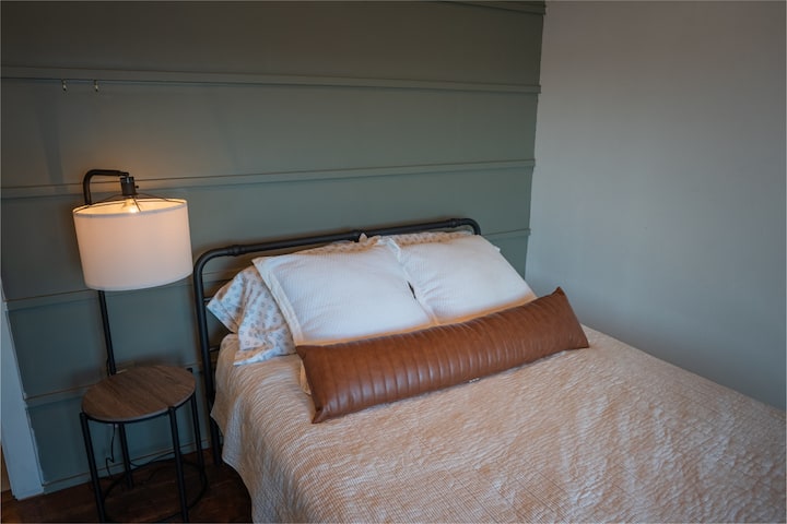 Habitación con vista al agua y cama tamaño queen