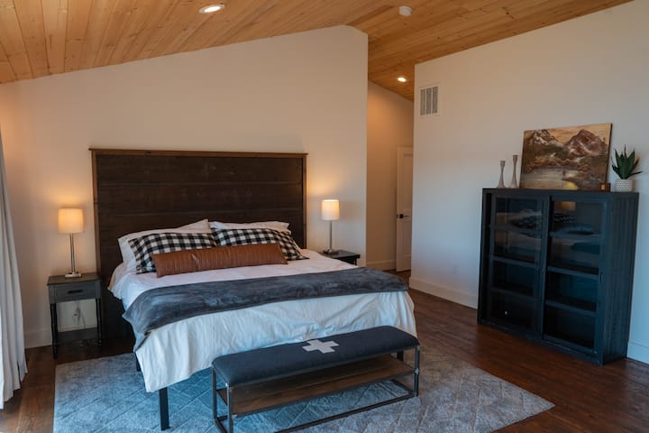 Dormitorio principal con cama tamaño king.
