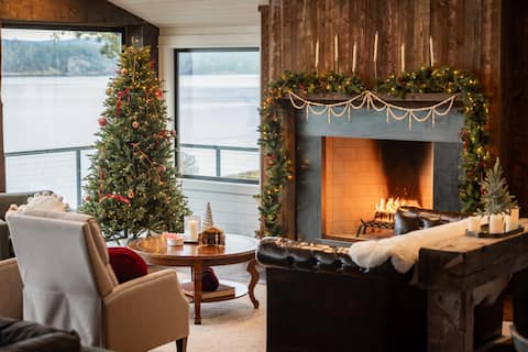 Cliff House on Sequim Bay- Dock, Kayaks, Olympics