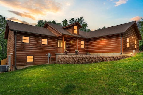 Teal’s Treasure – Secluded Lakeside Cabin for 8!