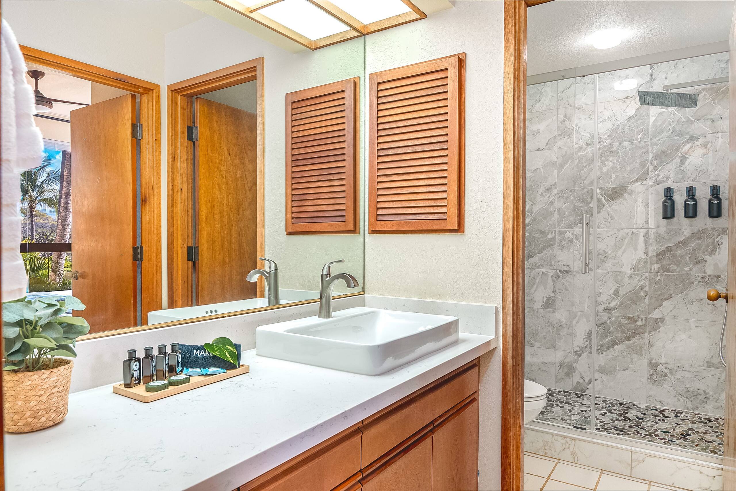 New baths, king bed, open & tranquil pool hot tub - Photo 81