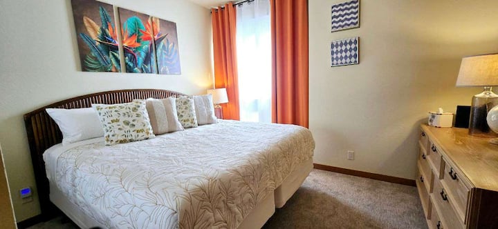 Svijetla i prozračna soba s luksuznim bračnim krevetom, savršena za ugodne noći.