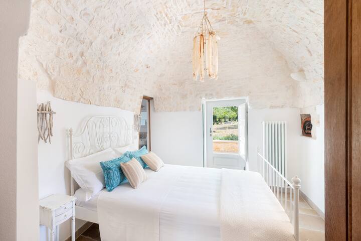 Donna Vincenza gallery image 3