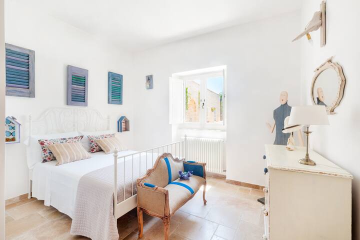 Donna Vincenza gallery image 4