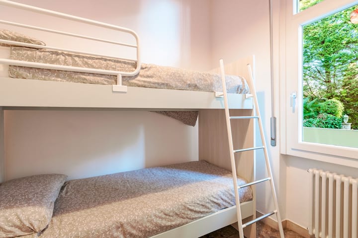 Dormitorio pequeño con 2 literas, también apto para dos adultos. Mobiliario completamente renovado.