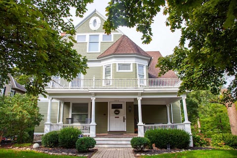 Lakeview on Main Pool, Fire Pit and Walkable