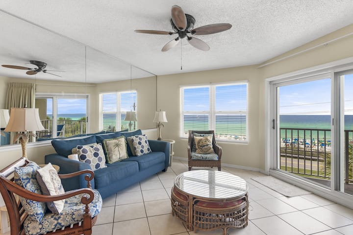 Top Floor Gulf View + Pet Friendly  Free Daily Beach Service - Florida