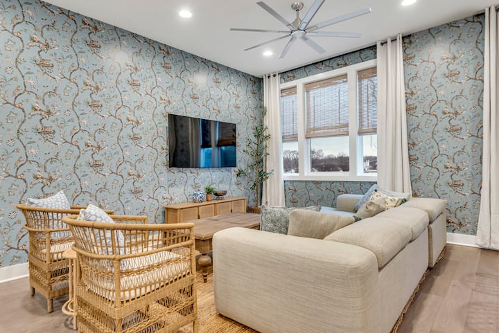 הסלון כולל שפע של מקומות ישיבה נוחים וטלוויזיה חכמה גדולה להתחברות קלה לכל שירותי הסטרימינג שלכם.