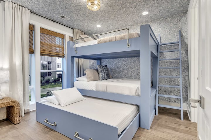 *בחדר השינה יש ארון גדול, טלוויזיה חכמה וחדר רחצה צמוד