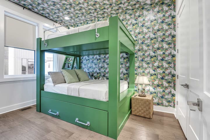 *בחדר השינה יש ארון גדול, טלוויזיה חכמה וחדר רחצה צמוד