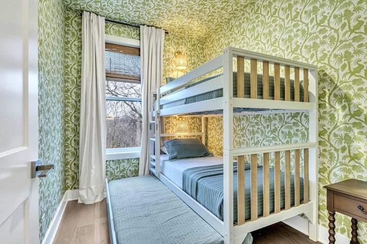 *חדר המיטות הקומותיות, הממוקם בקומה השלישית, כולל מיטת קומותיות אחת עם מיטת קומותיות נוספת.