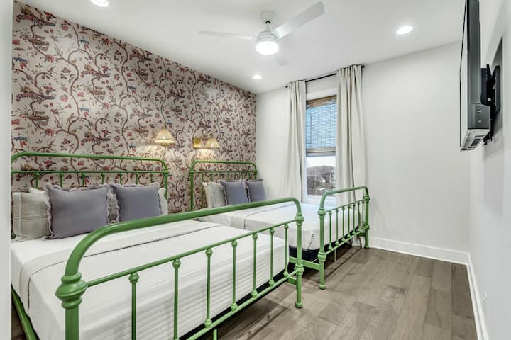 *סוויטת האורחים הזו, הממוקמת בקומה השלישית, כוללת שתי מיטות קווין סייז, טלוויזיה חכמה וגישה לחדר הרחצה המלא.