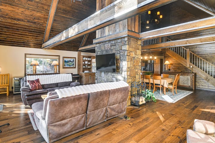 Wyoming Cabin with Hot Tub & Mountain-View Deck