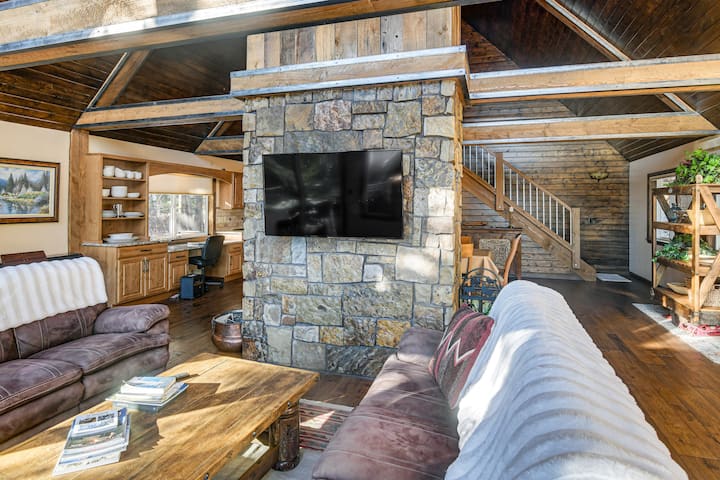 Wyoming Cabin with Hot Tub & Mountain-View Deck