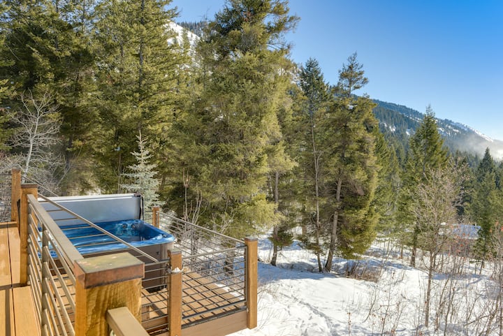 Wyoming Cabin with Hot Tub & Mountain-View Deck