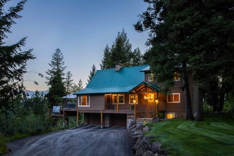 Wyoming Cabin w/ Hot Tub & Mountain-View Deck