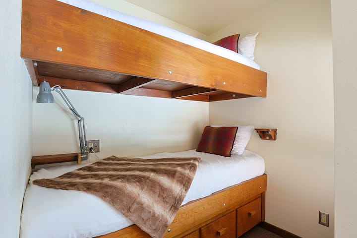 الطابق الأول - غرفة بسريرين #1 - سرير 2 من 2.  
الحد الأقصى للشغل هو 12